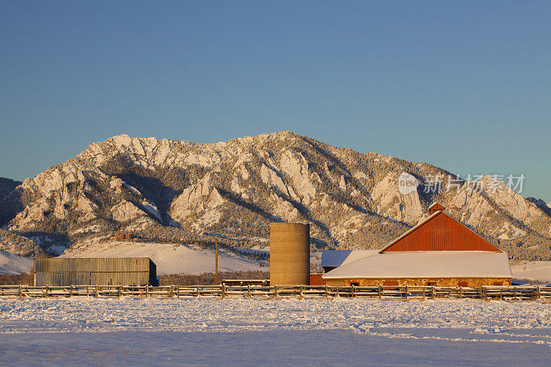 Boulder Colorado Barn和Flatirons